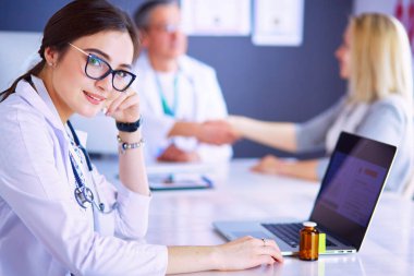 Doktor ve hasta masada otururken bir şey tartışıyorlar. İlaç ve sağlık hizmetleri kavramı.