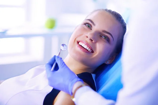 Νεαρή Γυναίκα Ασθενής Όμορφο Χαμόγελο Που Εξετάζει Την Οδοντιατρική Εξέταση — Φωτογραφία Αρχείου