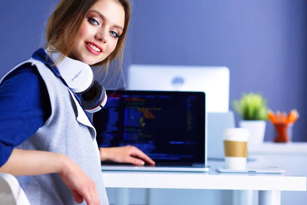 Junge Selbstbewusste Geschäftsfrau Arbeitet Schreibtisch Und Tippt Mit Dem Laptop — Stockfoto