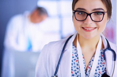 Hastane lobisinde tablet bilgisayar kullanan kadın doktor.,