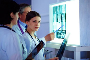 Bir grup doktor hastanede röntgenlere bakıyor.