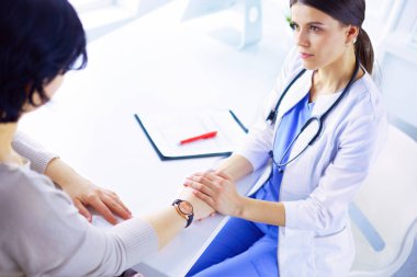 Doktor, hastanedeki Asyalı bayana göz kulak ol.