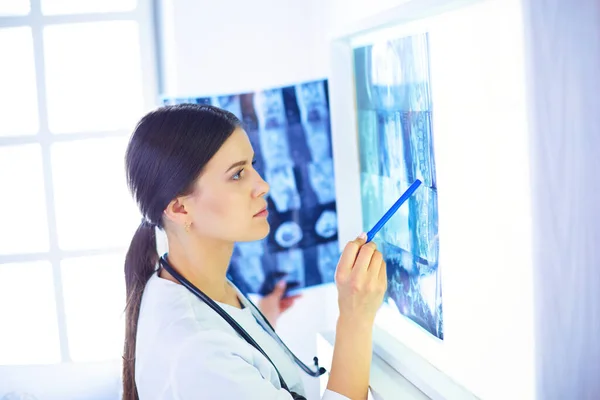 Junge Lächelnde Ärztin Mit Stethoskop Zeigt Auf Röntgenbild Arztpraxis — Stockfoto