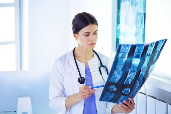 Junge Lächelnde Ärztin Mit Stethoskop Hält Röntgenbild Arztpraxis — Stockfoto