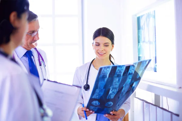 Ärzte Untersuchen Röntgenbilder Krankenhaus — Stockfoto
