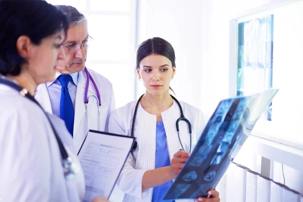 Doktorlar Hastanede Röntgenlere Bakıyor — Stok fotoğraf