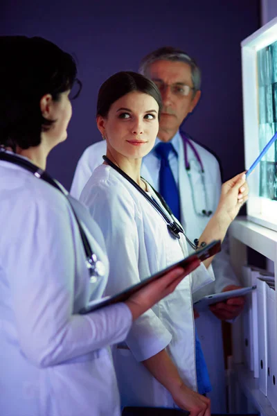 Ärztegruppe Einem Krankenhaus Röntgendiagnostik — Stockfoto