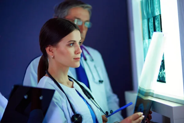 Hastane Doktorları Acil Serviste Röntgenlere Bakıyor — Stok fotoğraf
