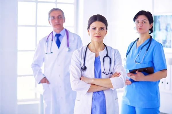 Ομάδα Ιατρών Και Νοσοκόμων Που Στέκονται Στο Δωμάτιο Του Νοσοκομείου — Φωτογραφία Αρχείου
