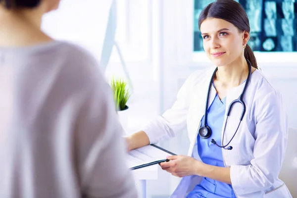 Medisch Consult Een Ziekenhuis Arts Luisteren Naar Een Patiënt Problemen — Stockfoto