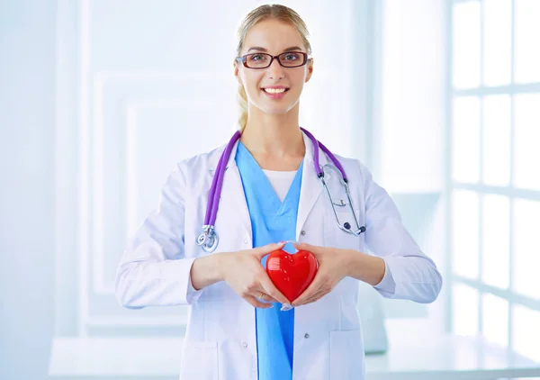 Υγειονομική Περίθαλψη Και Ιατρική Έννοια Γυναίκα Γιατρός Καρδιά — Φωτογραφία Αρχείου