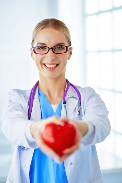 Ženský Doktor Stetoskop Drží Náručí Srdce Koncepce Zdravotnictví Kardiologie Lékařství — Stock fotografie