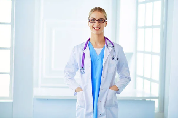 Mladý Lékař Žena Stojící Stolu Izolované Bílém Pozadí — Stock fotografie