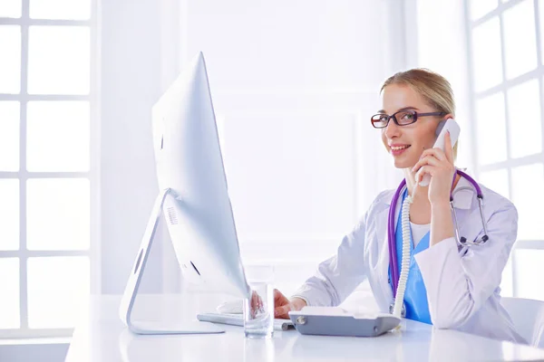 Female Doctor Having Phone Call Medical Office — Stock Photo, Image