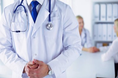 Hastanede çalışan mutlu bir doktor..