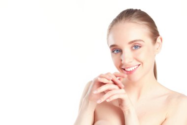 Taze tenli, beyaz tenli, gülümseyen güzel bir kadın yüzü..