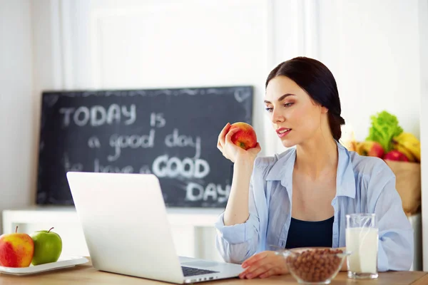 Woman Apple Laptop Sitting Kitchen — Stock Photo, Image