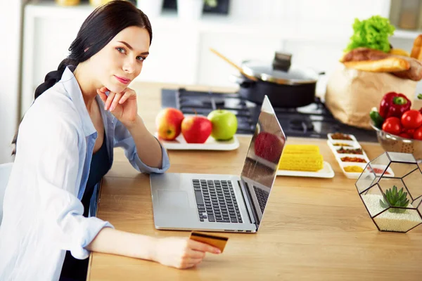 Smiling Woman Online Shopping Using Computer Credit Card Kitchen — Stock Photo, Image