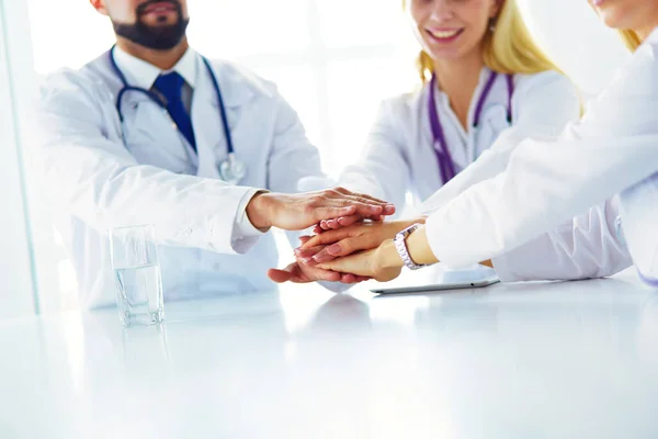 Equipe Médicos Unindo Mãos Close — Fotografia de Stock