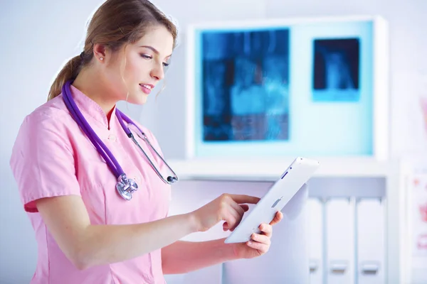Läkare Kvinna Kontrollera Medicinska Data Tablett — Stockfoto