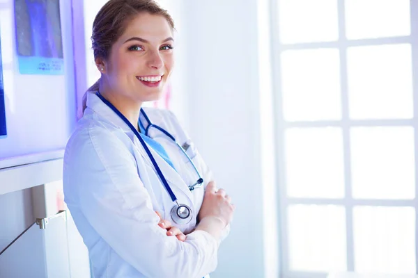 Mladá Žena Medik Bílé Uniformě Stojící Klinice Kancelář — Stock fotografie