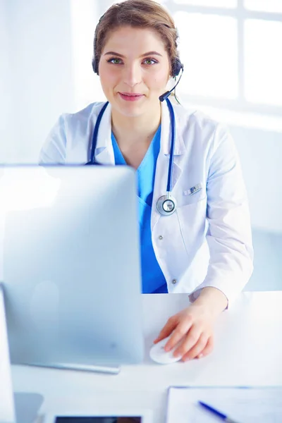 Dokter Draagt Een Headset Zittend Achter Een Bureau Met Laptop — Stockfoto