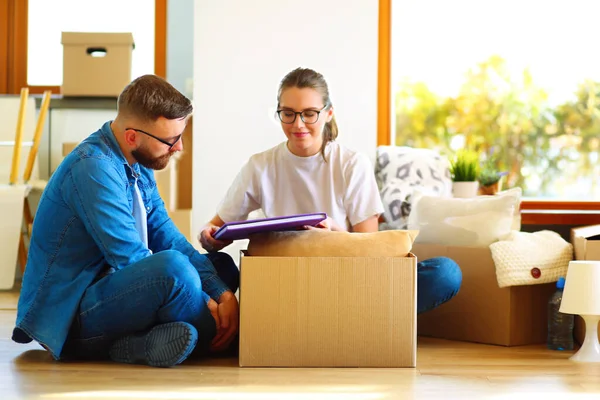 Happy Young Couple Unpacking Packing Boxes Moving New Home — Stock Photo, Image