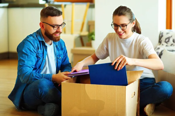 Happy Couple Looking Photo Album While Unpacking Stuff Relocation New — Stock Photo, Image