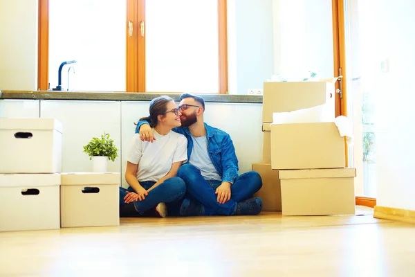 Lyckliga Unga Paret Sitter Golvet Nya Hus Omgivet Lådor — Stockfoto