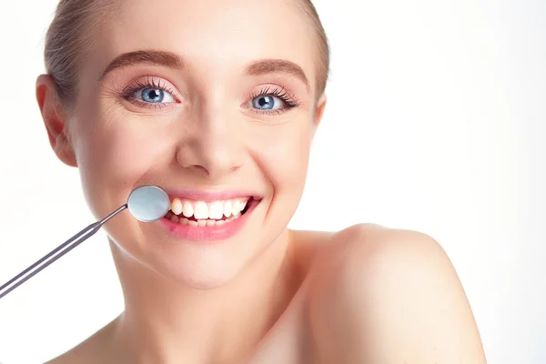 Frauenzähne Und Ein Zahnarzt Mundspiegel — Stockfoto
