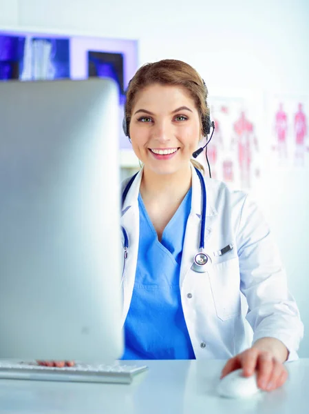 Young Practitioner Doctor Working Clinic Reception Desk She Answering Phone — Stock Photo, Image