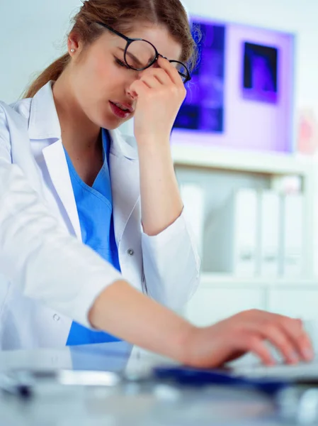 Doktor Kadın Yorgun Tıp Fazla Çalışma Konsepti — Stok fotoğraf
