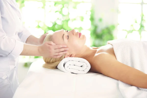 Vrouw Krijgen Massage Met Warme Stenen — Stockfoto
