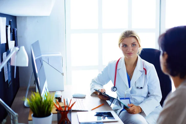 Woman Doctor Showing Bottle Pills Patient — Stock Photo, Image