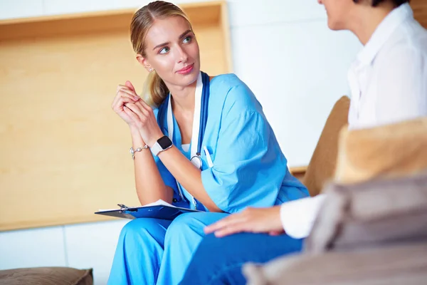 Mulher Médico Explicando Diagnóstico Para Sua Paciente Sexo Feminino — Fotografia de Stock