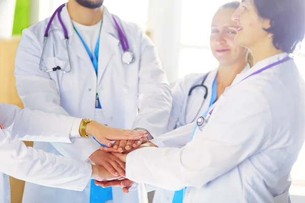 Γιατροί Και Νοσοκόμες Στοιβάζουν Χέρια Τους Απομονωμένα Λευκό — Φωτογραφία Αρχείου