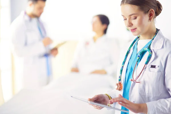 Läkare Eller Sjuksköterska Pratar Med Patienten Sjukhus — Stockfoto