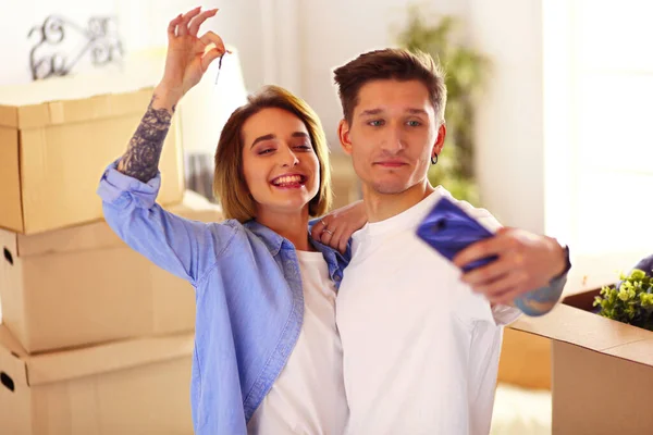 Junger Glücklicher Mann Und Frau Macht Selfie Auf Smartphone Und Stockfoto