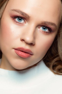 Bronz tenli güzel kadınlar. Temiz cilt - siyah üzerine izole.