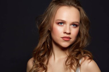 Bronz tenli güzel kadınlar. Temiz cilt - siyah üzerine izole.