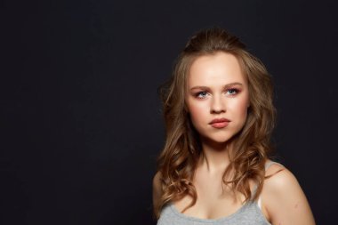 Bronz tenli güzel kadınlar. Temiz cilt - siyah üzerine izole.