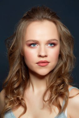 Bronz tenli güzel kadınlar. Temiz cilt - siyah üzerine izole.