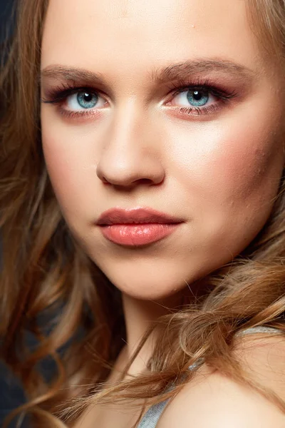 Porträtt Vacker Kvinna Modell Med Färsk Daglig Makeup Och Romantiska — Stockfoto