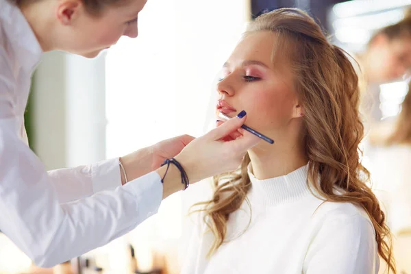 Makyöz Genç Bir Kadının Profesyonel Makyajını Yapıyor — Stok fotoğraf