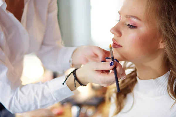 Maquillar Artista Haciendo Profesional Maquillaje Mujer Joven — Foto de Stock