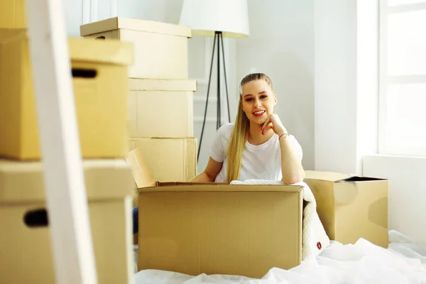 Beautiful Single Young Woman Unpacking Boxes Moving New Home — Stock Photo, Image