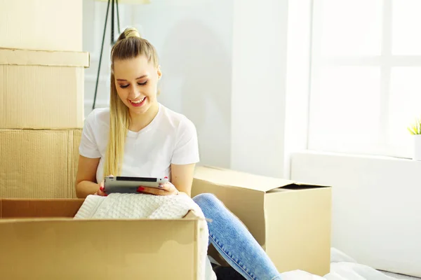 Beautiful Single Young Woman Unpacking Boxes Moving New Home — Stock Photo, Image