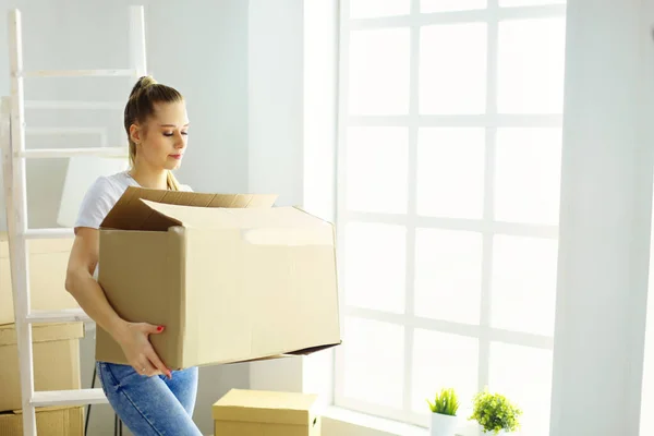 Güzel Bekar Bir Kadın Kutuları Açıyor Yeni Bir Eve Taşınıyor — Stok fotoğraf