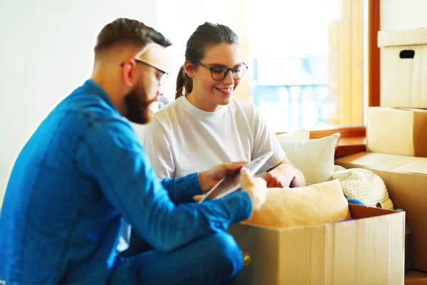 Cute Couple Unpacking Cardboard Boxes New Home — Stock Photo, Image