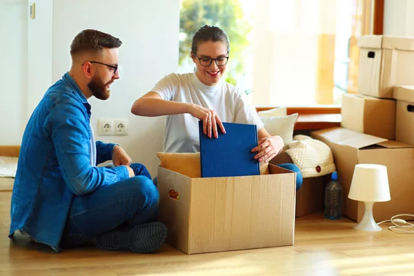 Cute Couple Unpacking Cardboard Boxes New Home — Stock Photo, Image